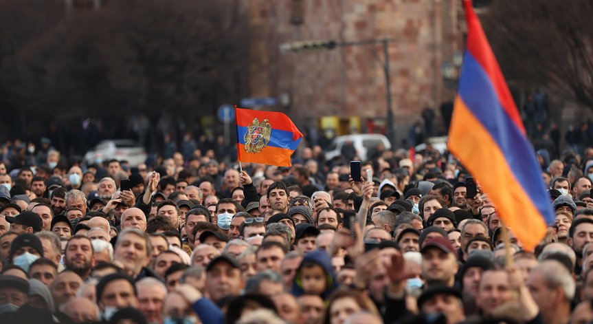 Протестиращи нахлуха в правителствена сграда в Ереван