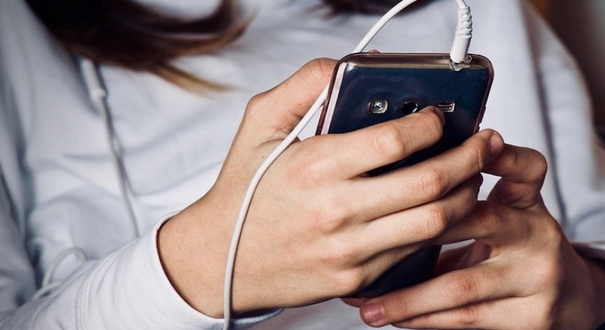 Без телефон в училище - устройствата разсейват и уронват престижа на учителите