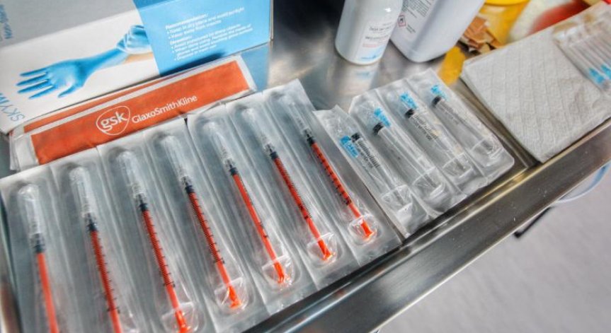 Бурята в София разруши мобилния пункт за ваксинация в Борисовата градина