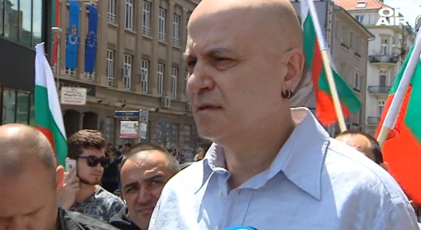Слави Трифонов протестира пред парламента