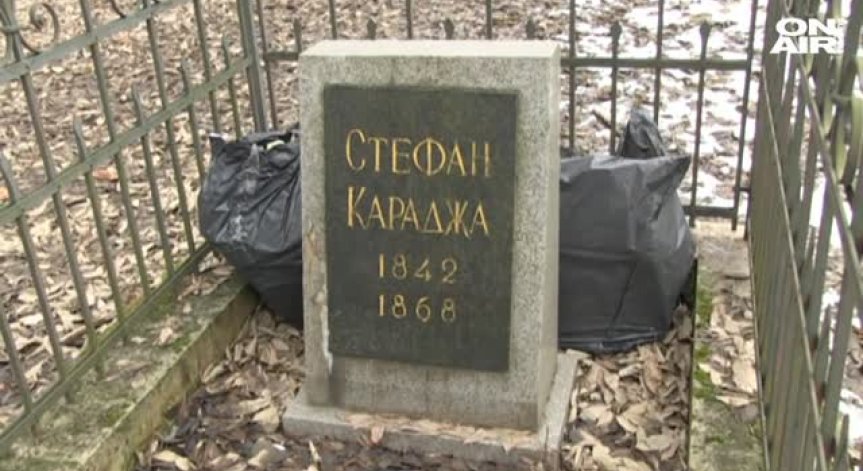 Клошари ежедневно оскверняват паметната плоча на Стефан Караджа в Русе