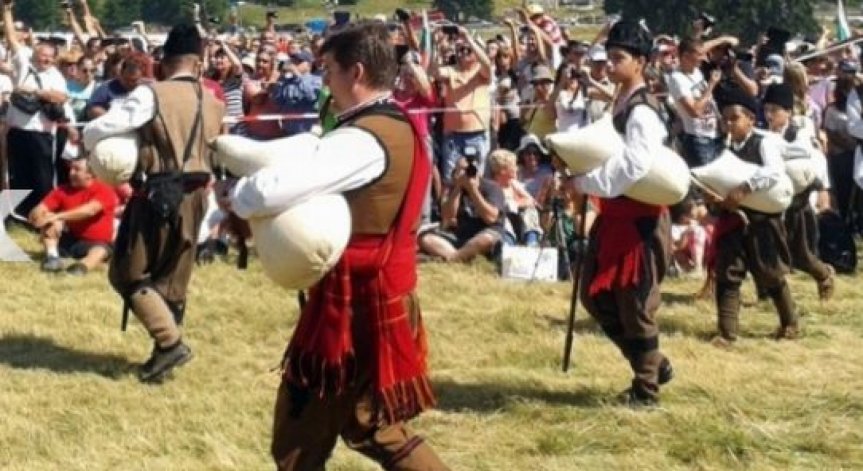 63 фолклорни формации и индивидуални изпълнители бяха отличени на Роженския събор