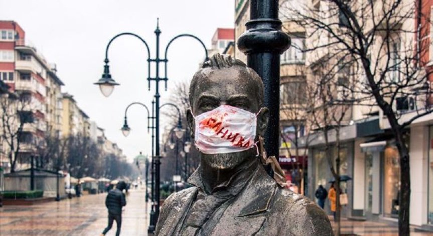 Паметници с маски: 