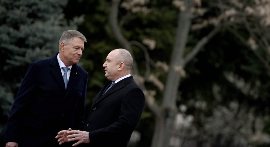 Унгария, Румъния, България - с колко по-висока е заплатата на Радев от тази на Йоханис?