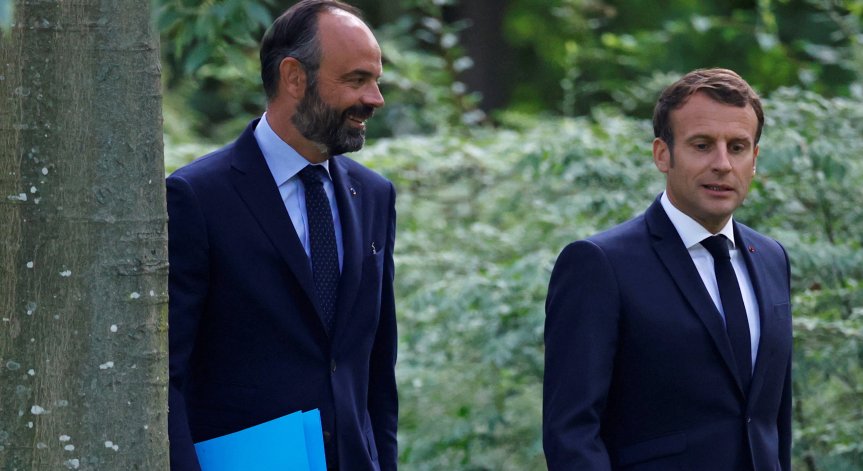 Френският премиер и правителството подадоха оставка, Макрон я прие