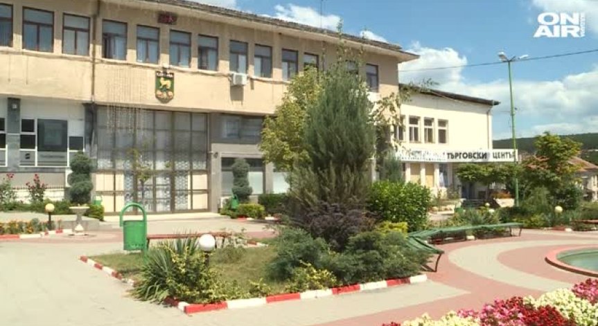 Кметът на Стрелча под прицел, "Икономическа полиция" влезе в общината (обновена)