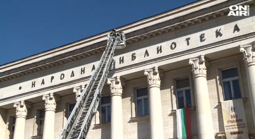 Откърти се парче от козирката на Народната библиотека