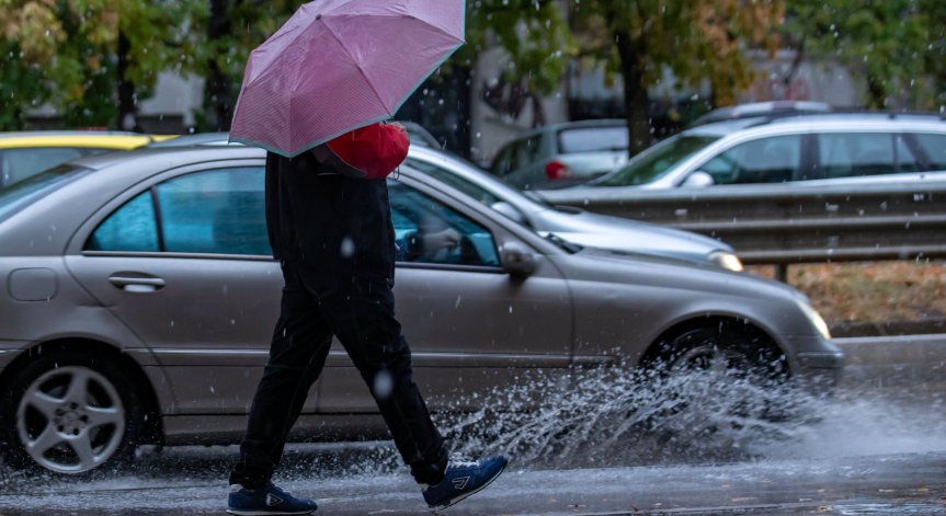 Обявиха оранжев и жълт код за опасно време в страна в понеделник