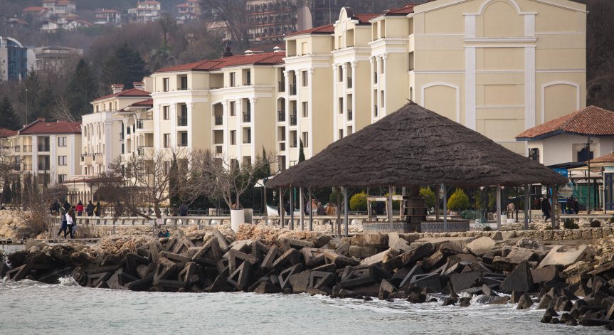 Стотици украински бежанци вече работят по Черноморието ни