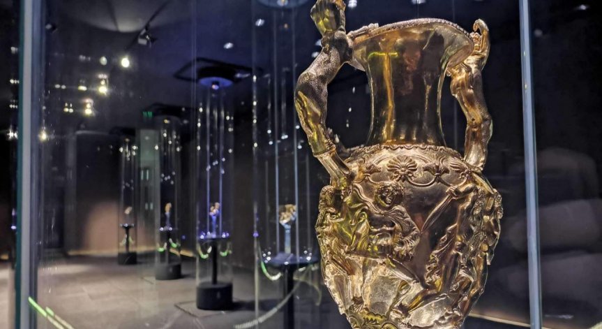 Култовият сервиз се състои от 9 съда.