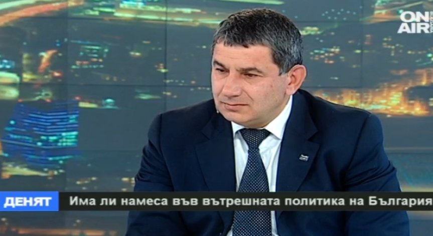 Превозването на мигранти е много печеливш бизнес, заяви Димитър Байрактаров