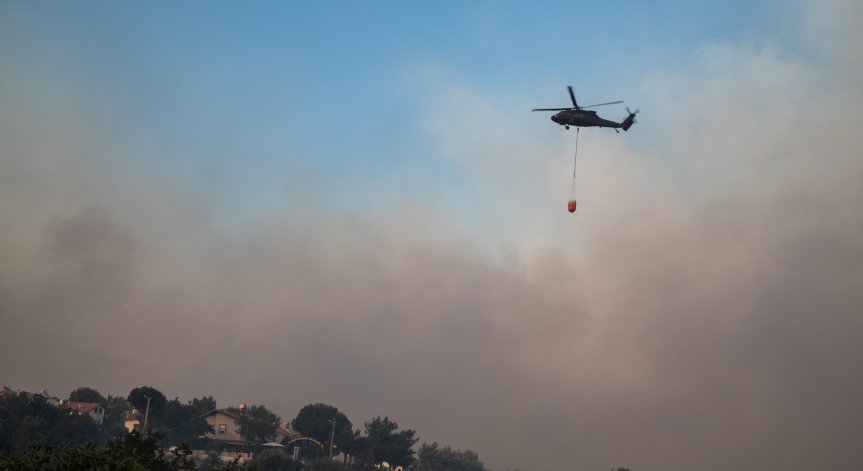 Пожарите се разраснаха заради силния вятър.