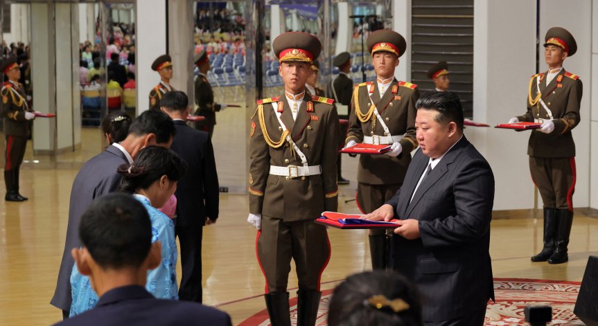 Лидерът беше видян и да коленичи пред портрет на загинал войник.