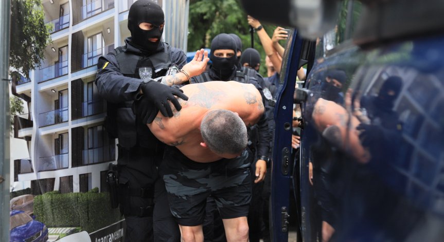 Руснака, обвинен в опит за кражба на автомобил, остава в ареста