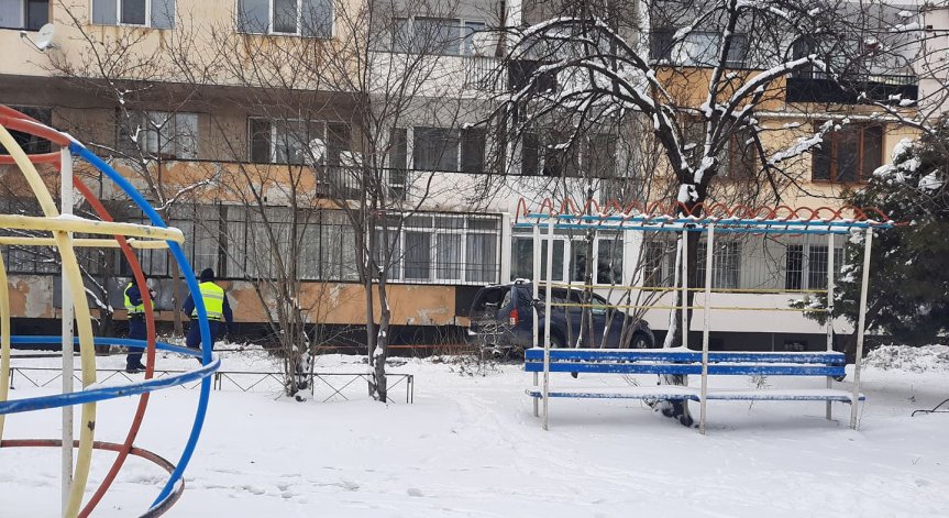 Джип се вряза в блок в кв. 