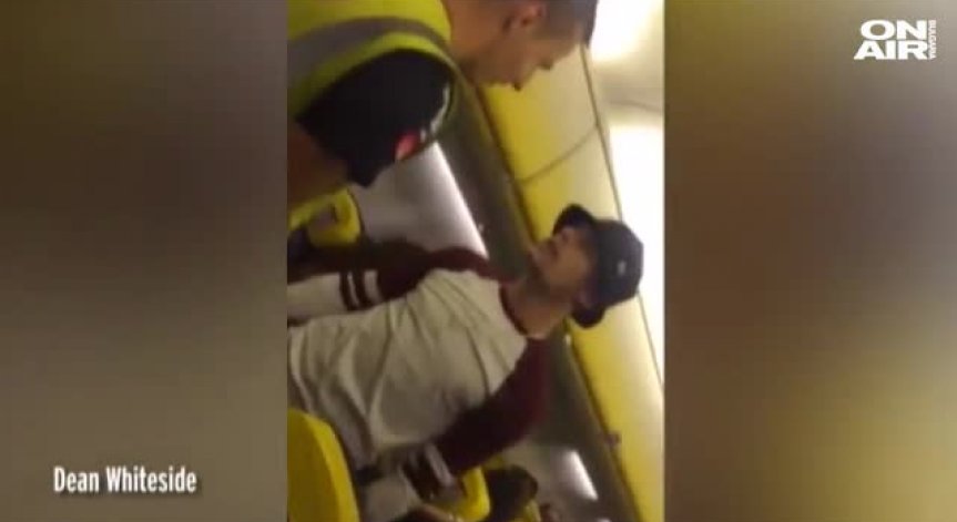 Възрастен мъж усмири пиян пътник на борда на самолет