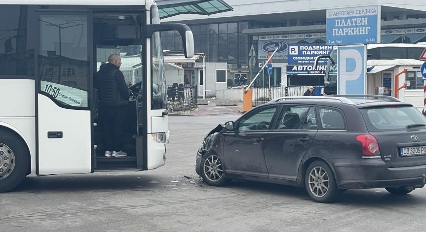 Катастрофа между пътнически автобус и кола на Централна гара в София