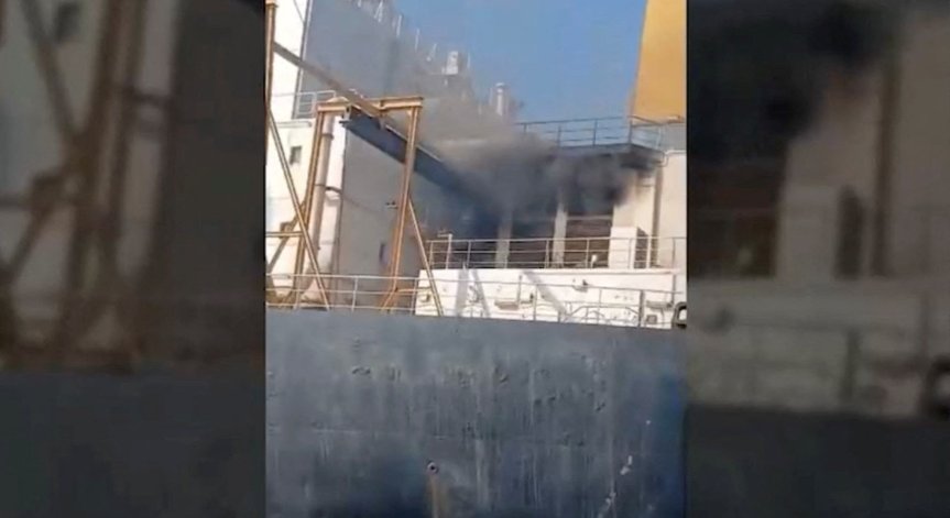 Огнен ад в Ормузкия проток: Супертанкер и още два кораба се взривиха