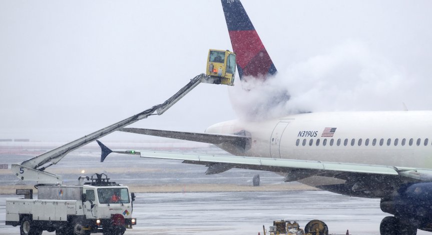 Снежна буря отново връхлетя САЩ, отмениха над 1400 полета