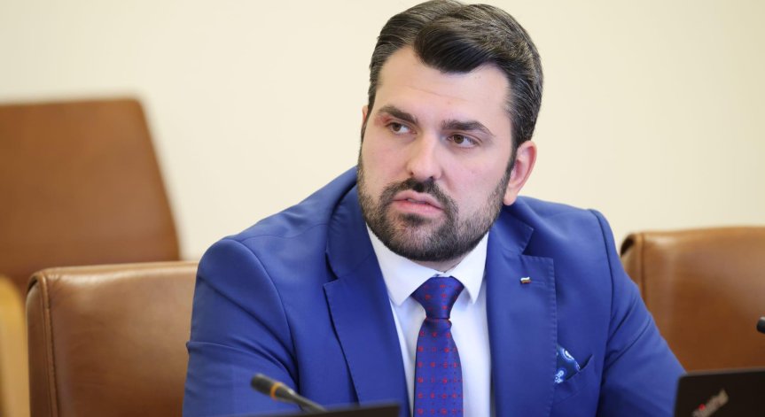 Призовава да се следят внимателно местните разпоредби и информацията на сайта на МВР.