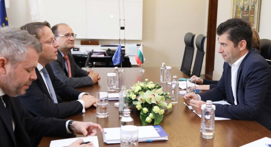 Петков към Вархеи: Надявам се на взаимно приемливо решение на политическите въпроси с РСМ