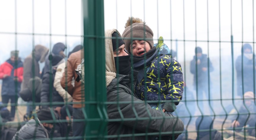 Мигранти заслепяват граничарите с лазери, докато събарят оградата край Полша