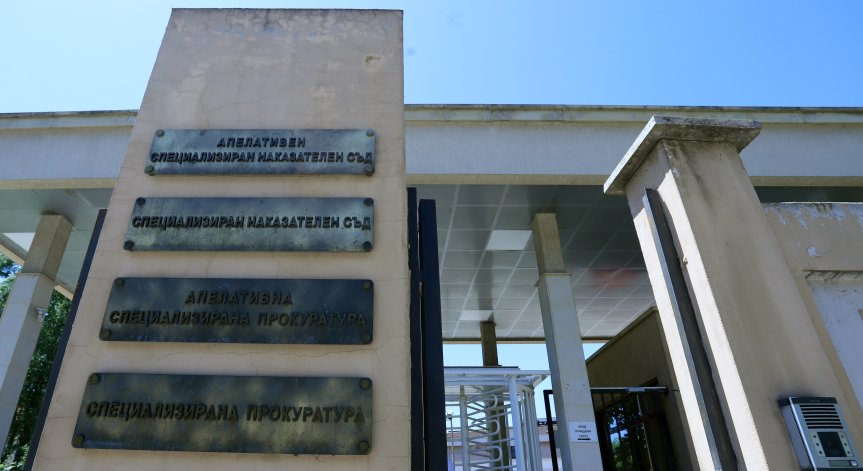 Задържаха и обвиниха мъж, заканил се да убие жена с брадва