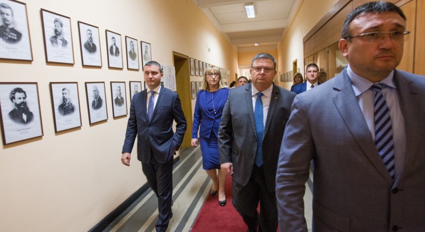 Предвиждат затвор и за производителите на фалшив алкохол и цигари