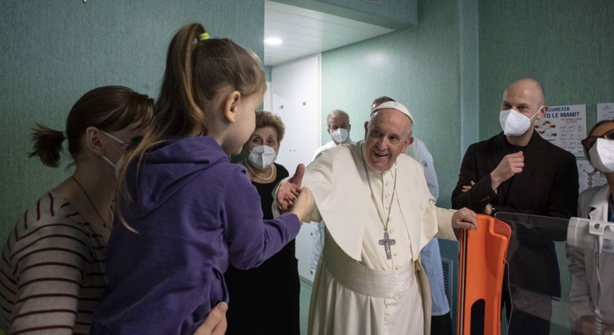 Папата посети деца-бежанци от Украйна