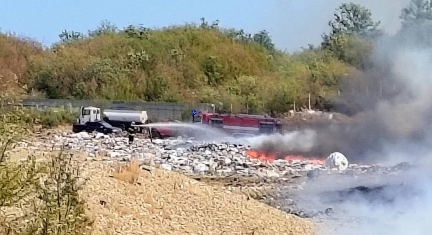 Голям пожар бушува в депото за отпадъци край Габрово