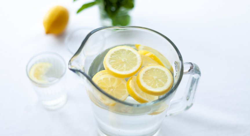 Как да пием повече вода? Добавете щипка есенция и използвайте собствена бутилка