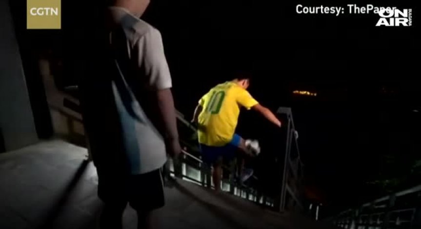 Китайци дриблираха по Небесната стълба в планината Тианмен