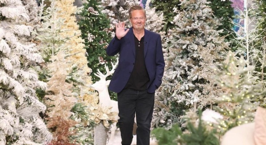 След дългогодишната битка с наркотиците: Матю Пери оплешивява