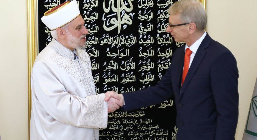 Премиерът Денков към главния мюфтия: Ще имате стабилен партньор в лицето на държавата