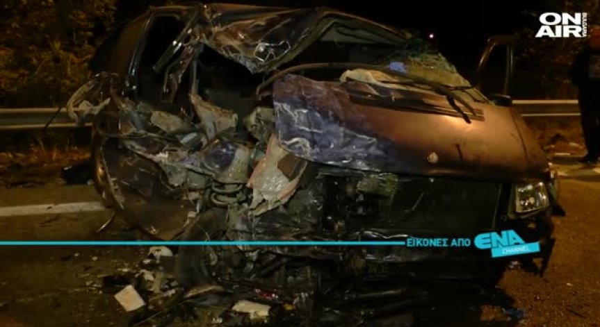 В Солун: Бус с мигранти се блъсна в камион, загина дете