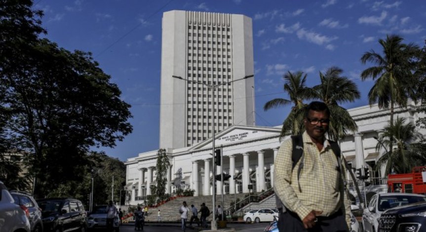 Стотици индийци на опашка за алкохол след разхлабване на мерките