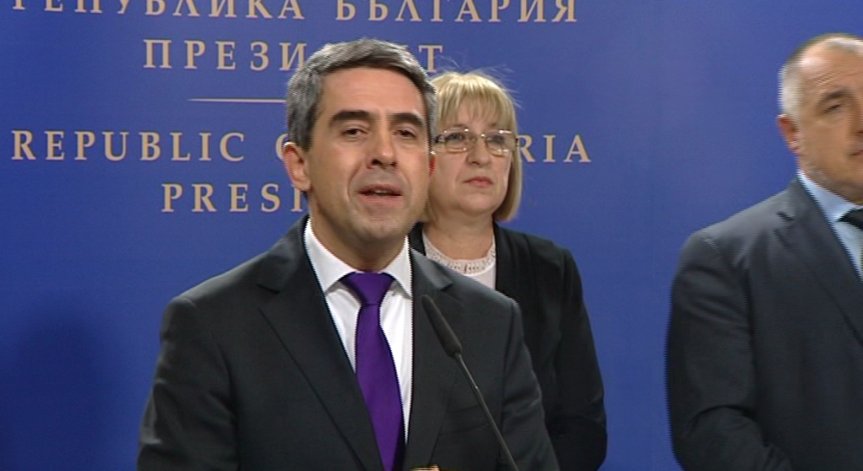 Властта обслужва задкулисието, обвини Плевнелиев