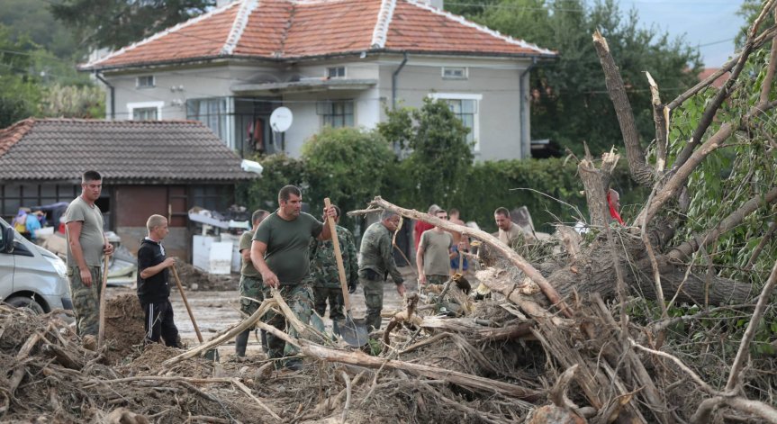 Близо 100 военни помагат при разчистването в Карловско