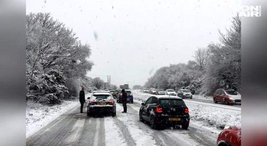 Редица полети отложени поради мощния студ на Острова