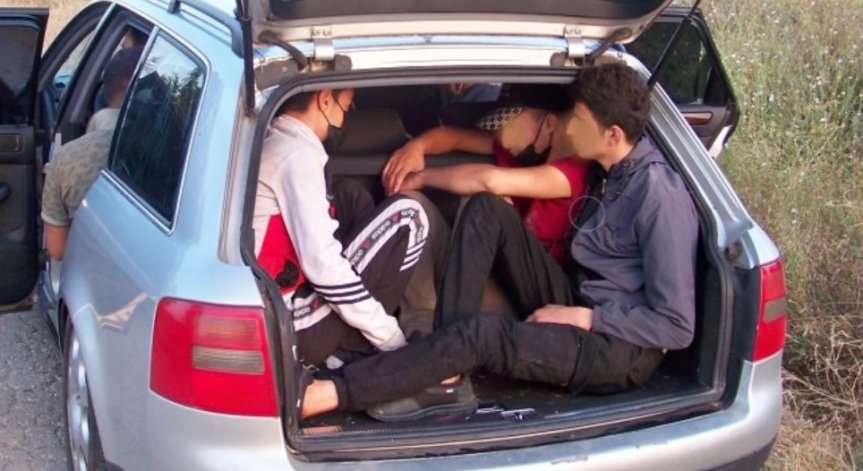 Задържаха в Сърбия 21-годишен трафикант на мигранти от България