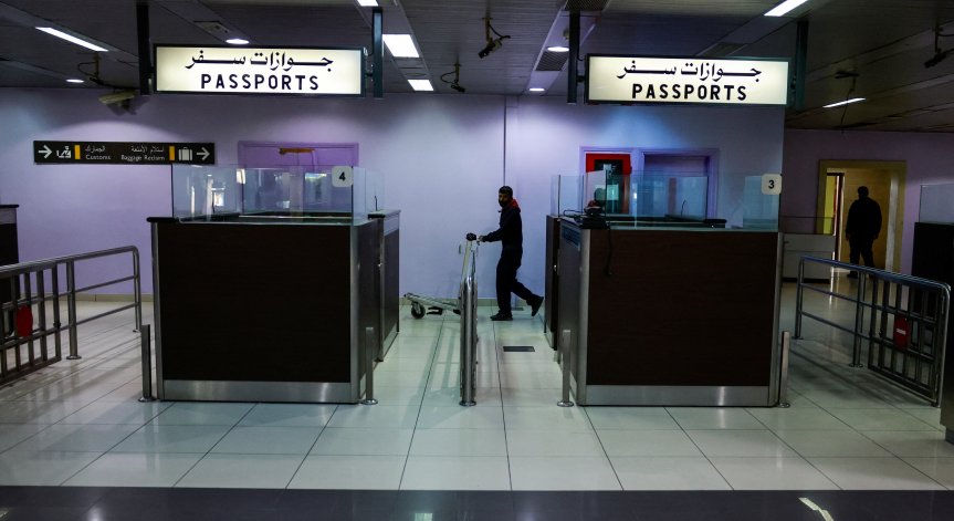 На 18 декември летището беше частично отворено.