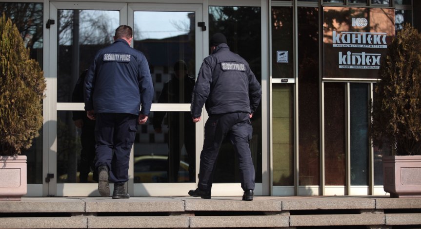 Прокурори и полицаи влязоха в сградата на 