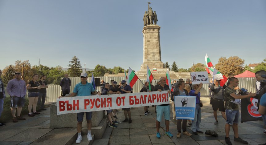 Протестиращи запалиха знамена пред Паметника на Съветската армия
