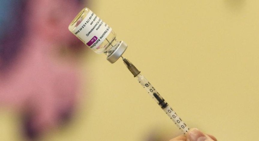 Спадна доверието на европейците във ваксината на AstraZeneca