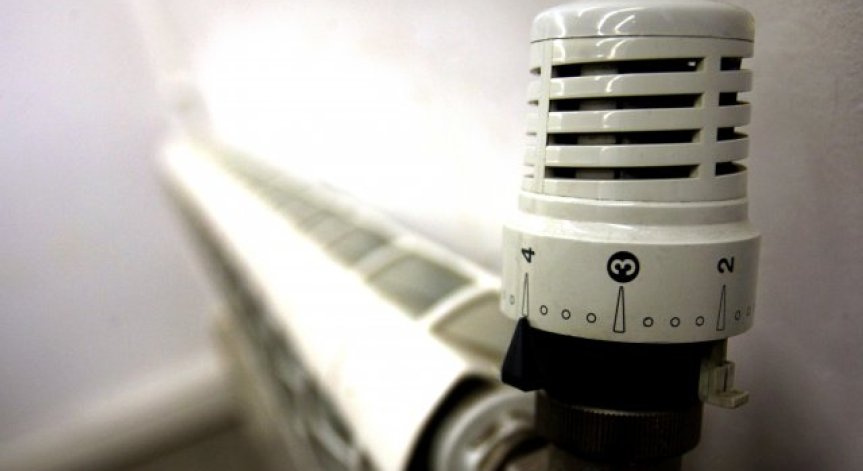 КЕВР обяви с колко ще поскъпнат токът и парното от юли