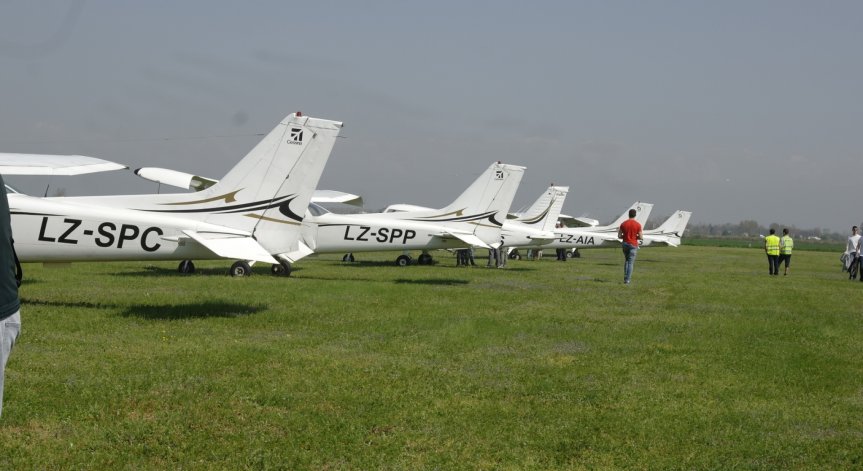 Денят на авиацията събра рекорден брой самолети на авиошоу край Пловдив