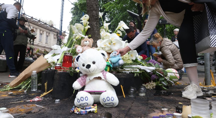 В сръбските църкви отслужиха панихиди, знамената вече са спуснати наполовина