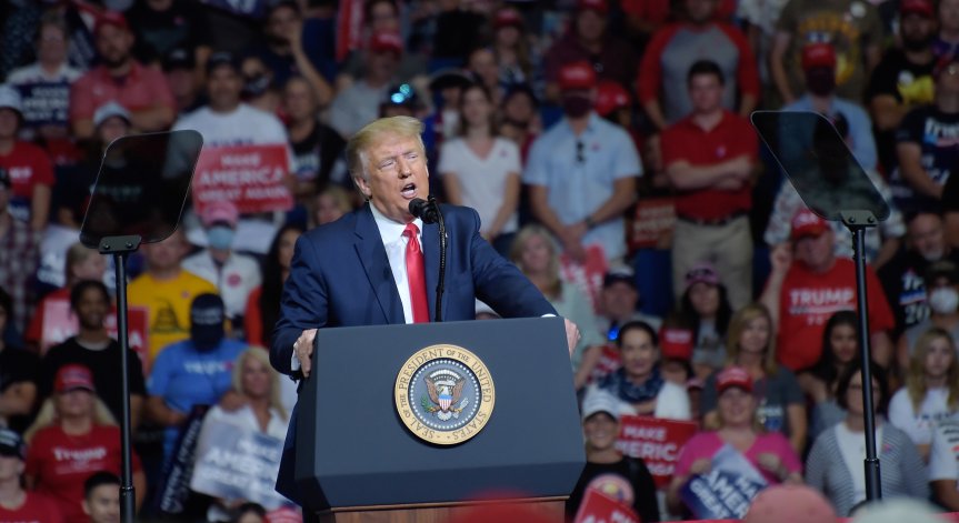 Тръмп удължава забраната за издаване на зелени карти