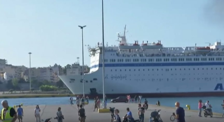 Хиляди бежанци пристигат в Гърция 