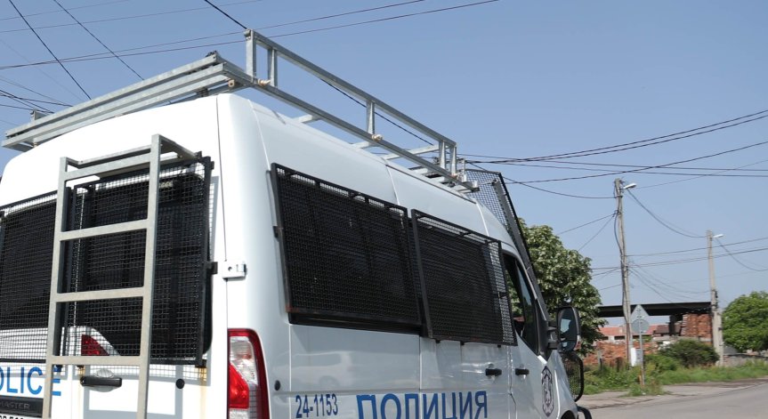 Извършителят е задържан за срок до 24 часа.